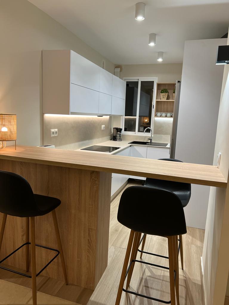 Se alquila desde 1/09/2026 - 30.6.27 precioso apartamento en Playamar (Torremolinos) .-