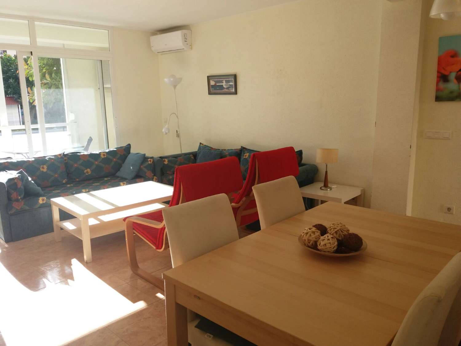 Se alquila desde ahora al 31/05/2026 y desde 01/09/2026 hasta 30/06/2027 bonito apartamento en el centro de La Carihuela (Torremolinos).-