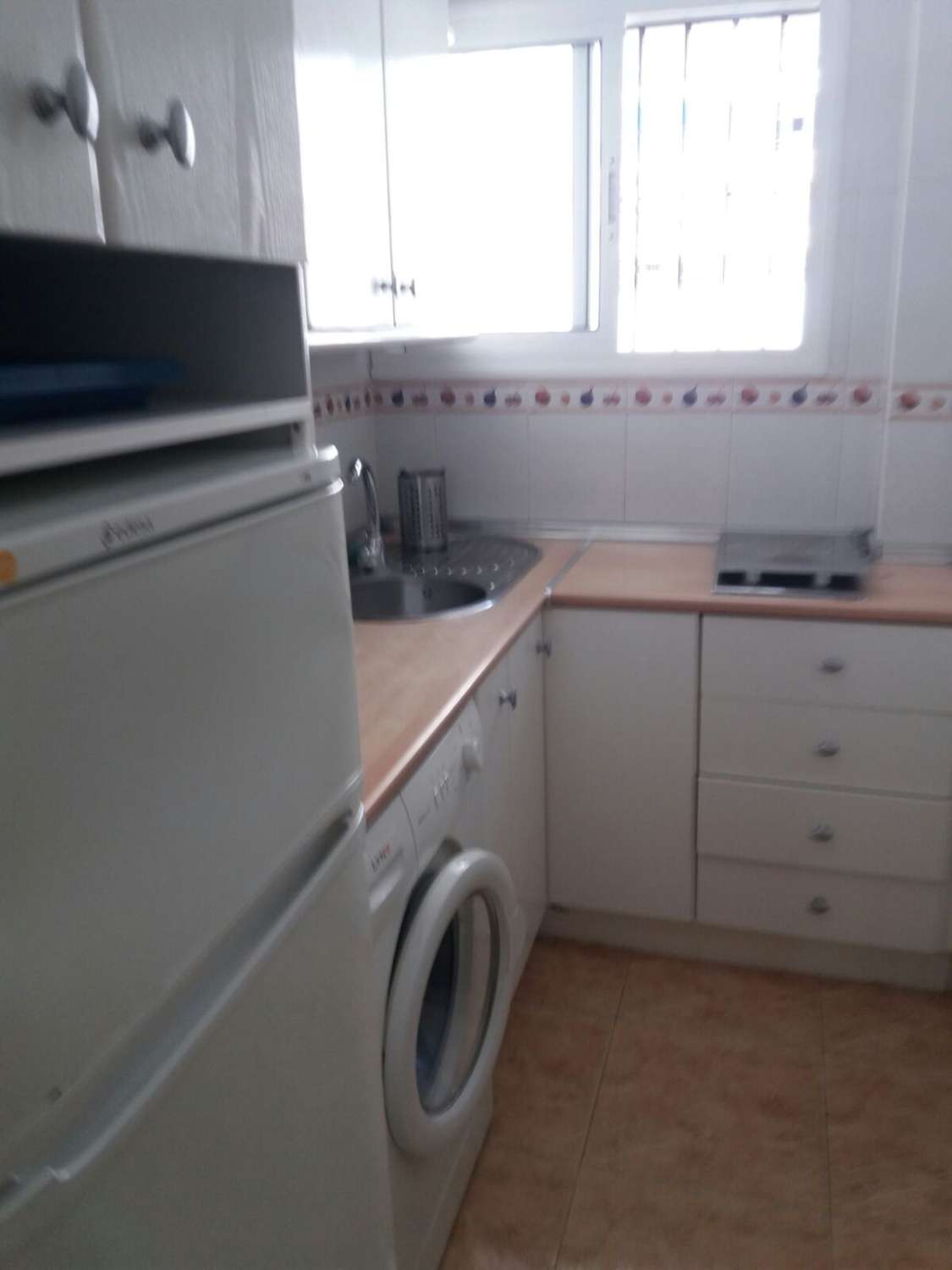 Se alquila desde ahora al 31/05/2026 y desde 01/09/2026 hasta 30/06/2027 bonito apartamento en el centro de La Carihuela (Torremolinos).-