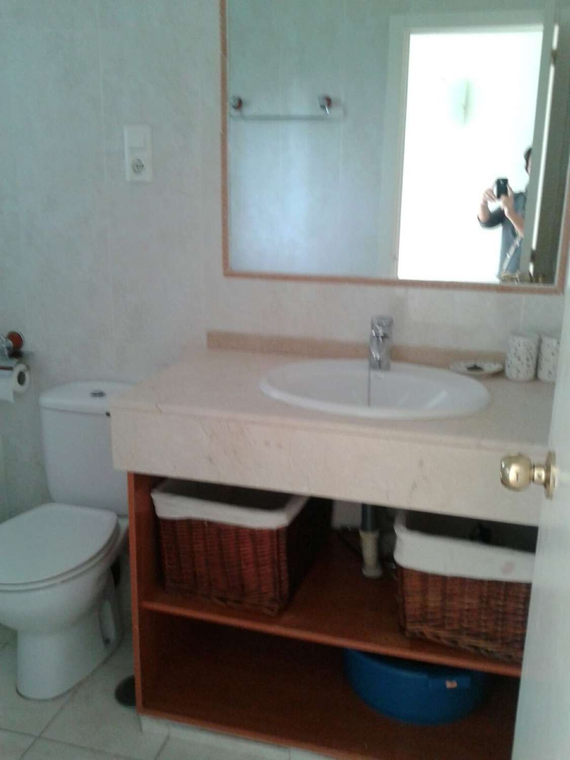 Se alquila desde ahora al 31/05/2026 y desde 01/09/2026 hasta 30/06/2027 bonito apartamento en el centro de La Carihuela (Torremolinos).-