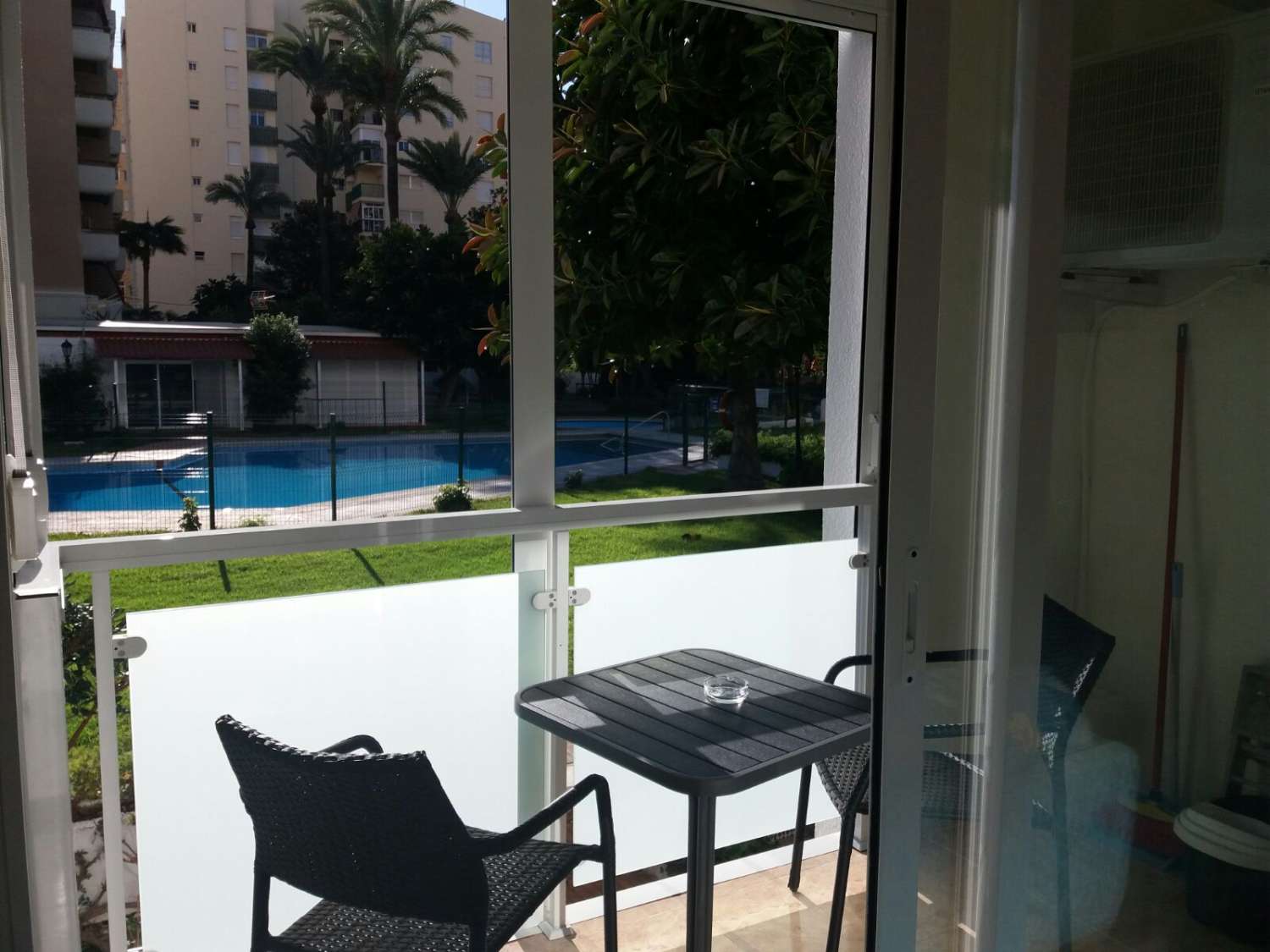 Se alquila desde ahora al 31/05/2026 y desde 01/09/2026 hasta 30/06/2027 bonito apartamento en el centro de La Carihuela (Torremolinos).-