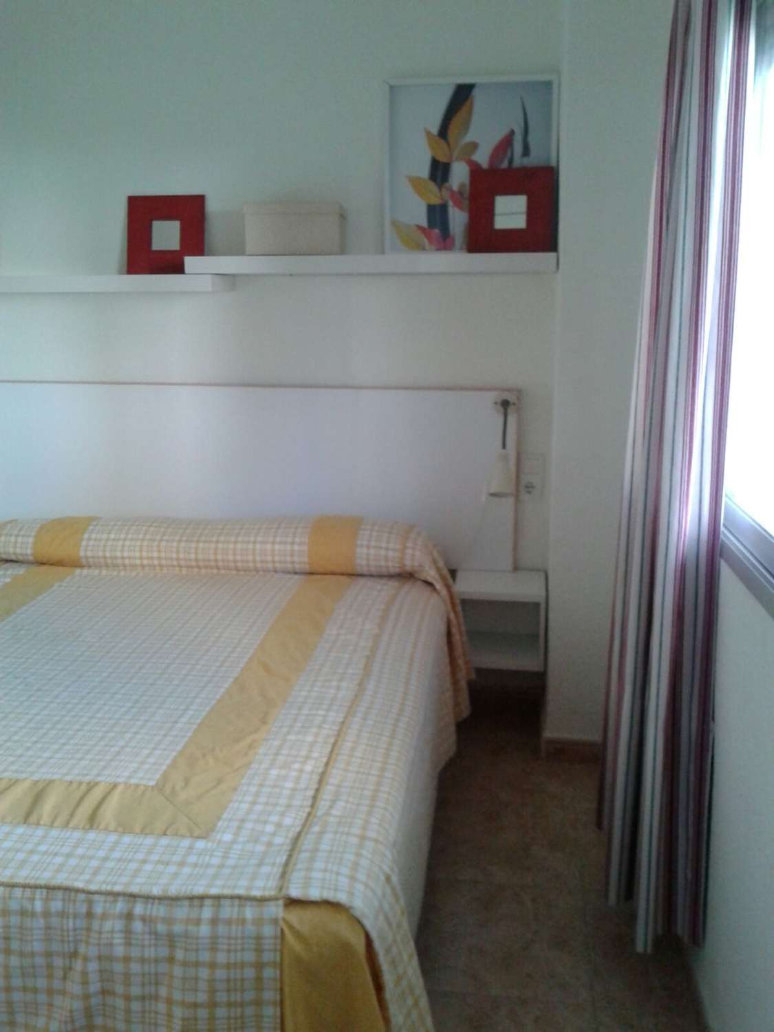 Se alquila desde ahora al 31/05/2026 y desde 01/09/2026 hasta 30/06/2027 bonito apartamento en el centro de La Carihuela (Torremolinos).-