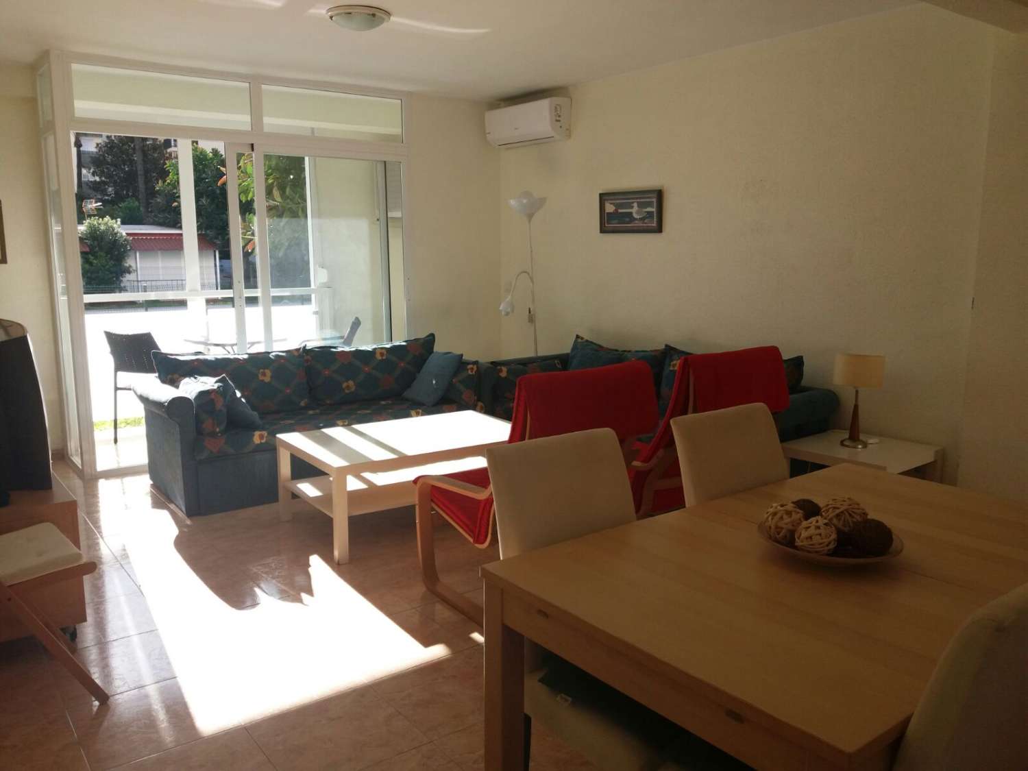 Se alquila desde ahora al 31/05/2026 y desde 01/09/2026 hasta 30/06/2027 bonito apartamento en el centro de La Carihuela (Torremolinos).-