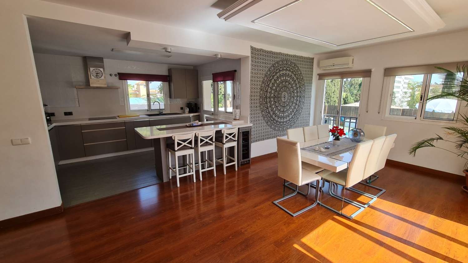 Se alquila de 01/11/2026- 01/04/2027 MAGNIFICA villa en Urbanización El Pinar (Torremolinos)