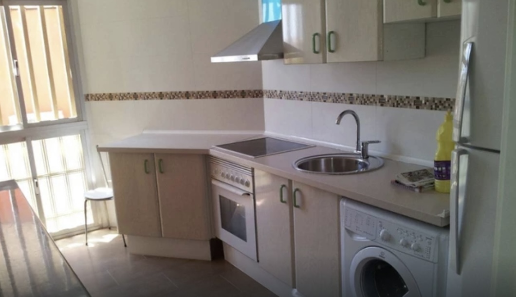 Se alquila desde ahora hasta 30.6.26 y desde 01/09/2026- 30/06/2027 bonito piso cerca de la playa, con vistas al mar en Torremolinos.