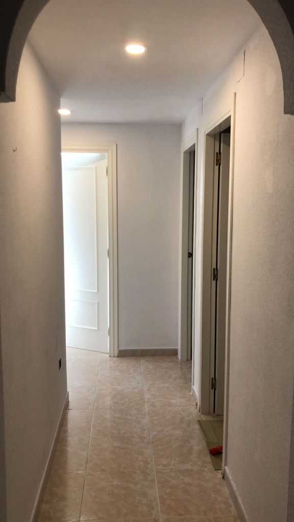 Se alquila desde 01/09/26 hasta 31/05/27 precioso apartamento en 1ª línea de playa con vistas al mar en La Carihuela (Torremolinos).