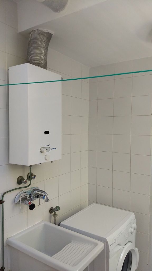 Se alquila desde 01/09/26 hasta 31/05/27 precioso apartamento en 1ª línea de playa con vistas al mar en La Carihuela (Torremolinos).