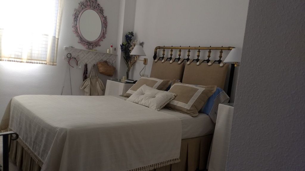 Se alquila desde 01/09/26 hasta 31/05/27 precioso apartamento en 1ª línea de playa con vistas al mar en La Carihuela (Torremolinos).