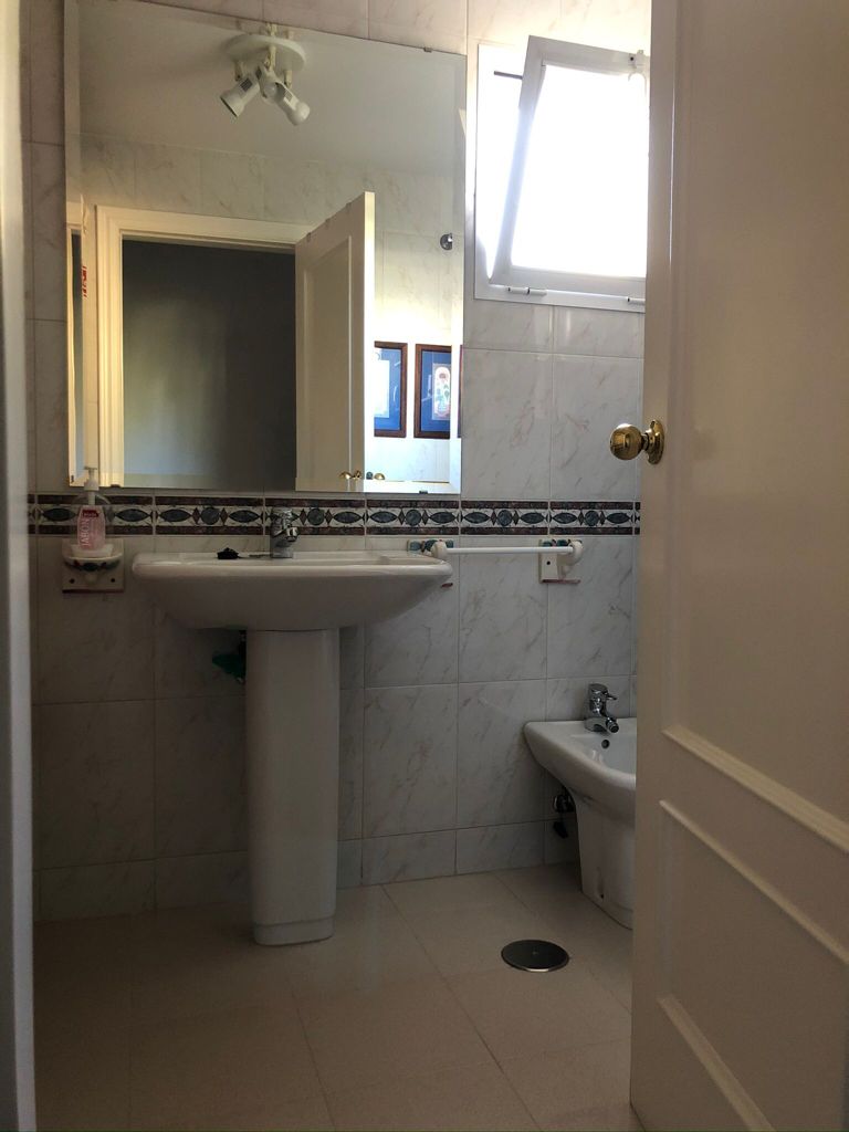 Se alquila desde 01/09/26 hasta 31/05/27 precioso apartamento en 1ª línea de playa con vistas al mar en La Carihuela (Torremolinos).