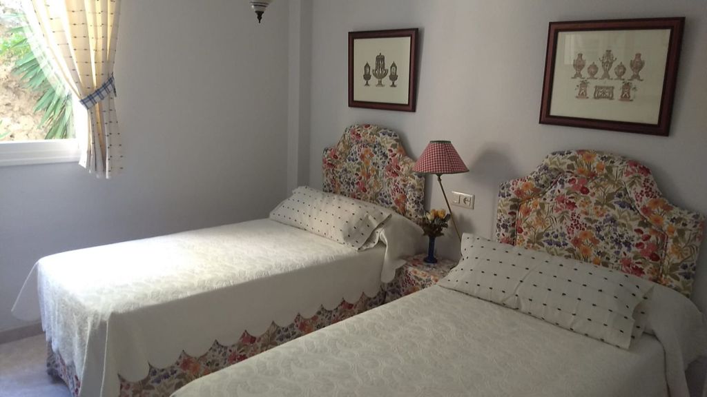 Se alquila desde 01/09/26 hasta 31/05/27 precioso apartamento en 1ª línea de playa con vistas al mar en La Carihuela (Torremolinos).