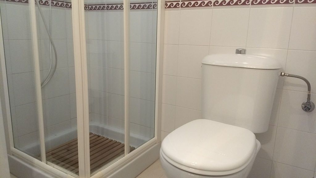 Se alquila desde 01/09/26 hasta 31/05/27 precioso apartamento en 1ª línea de playa con vistas al mar en La Carihuela (Torremolinos).