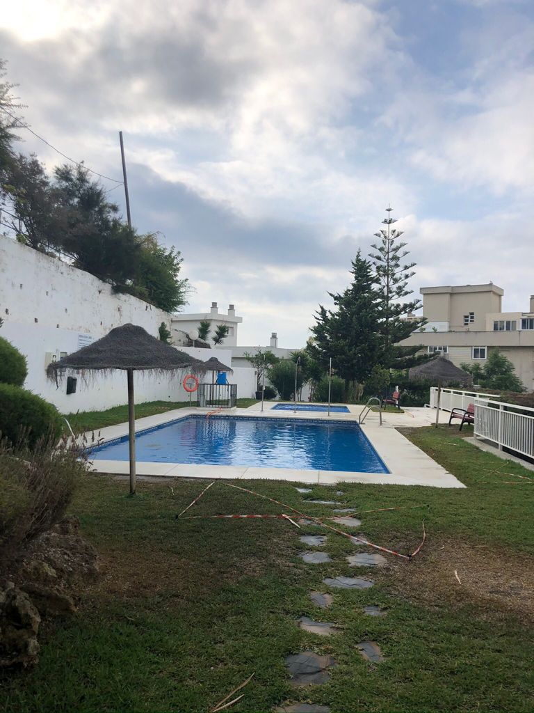 Se alquila desde 01/09/26 hasta 31/05/27 precioso apartamento en 1ª línea de playa con vistas al mar en La Carihuela (Torremolinos).