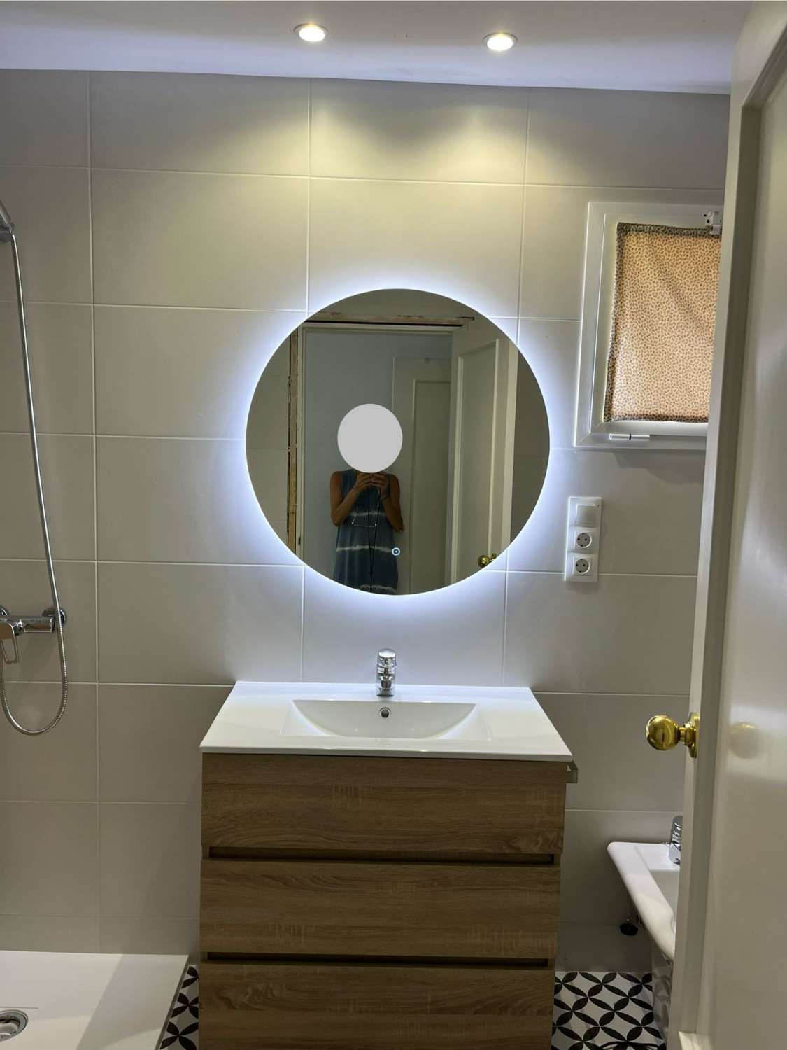 Se alquila desde 01/09/26 hasta 31/05/27 precioso apartamento en 1ª línea de playa con vistas al mar en La Carihuela (Torremolinos).