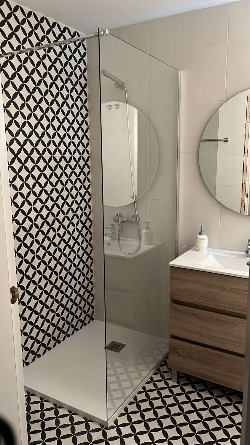 Se alquila desde 01/09/26 hasta 31/05/27 precioso apartamento en 1ª línea de playa con vistas al mar en La Carihuela (Torremolinos).