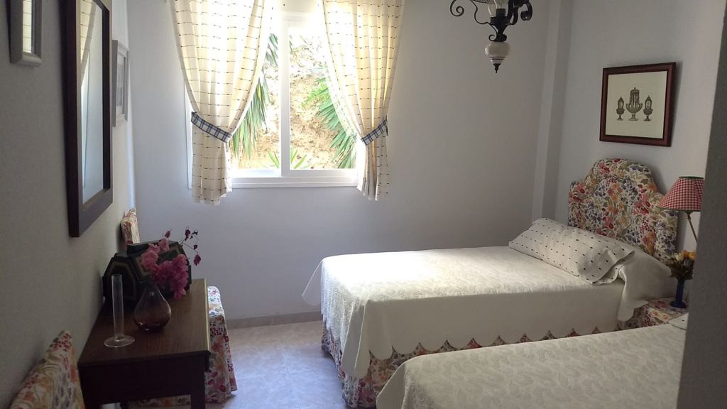 Se alquila desde 01/09/26 hasta 31/05/27 precioso apartamento en 1ª línea de playa con vistas al mar en La Carihuela (Torremolinos).