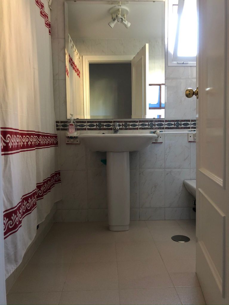 Se alquila desde 01/09/26 hasta 31/05/27 precioso apartamento en 1ª línea de playa con vistas al mar en La Carihuela (Torremolinos).