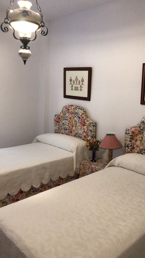 Se alquila desde 01/09/26 hasta 31/05/27 precioso apartamento en 1ª línea de playa con vistas al mar en La Carihuela (Torremolinos).