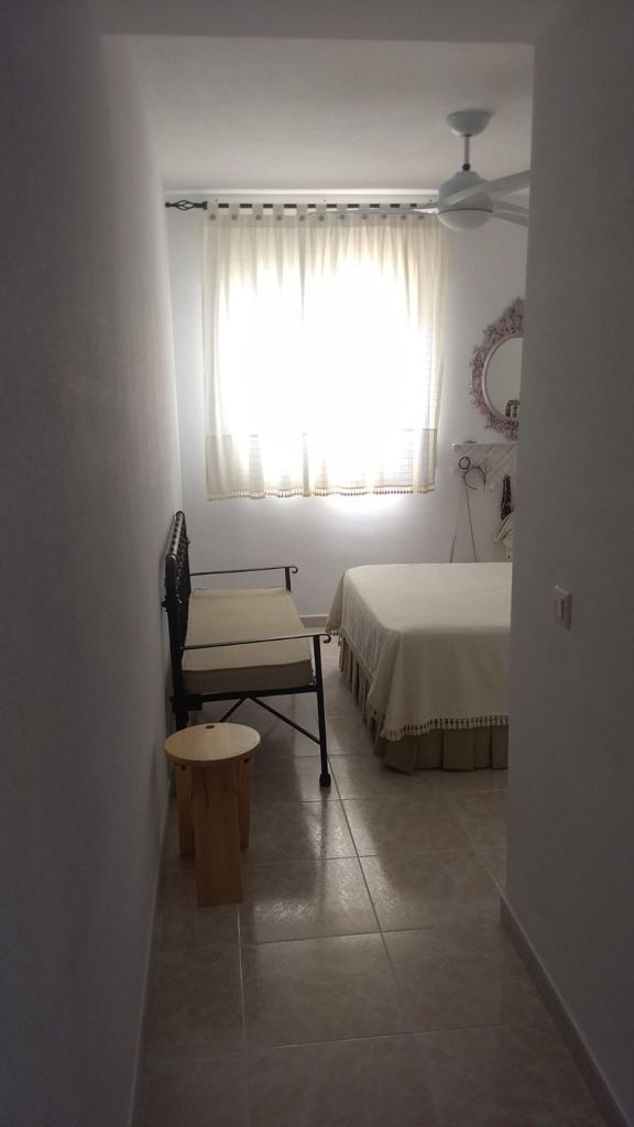 Se alquila desde 01/09/26 hasta 31/05/27 precioso apartamento en 1ª línea de playa con vistas al mar en La Carihuela (Torremolinos).