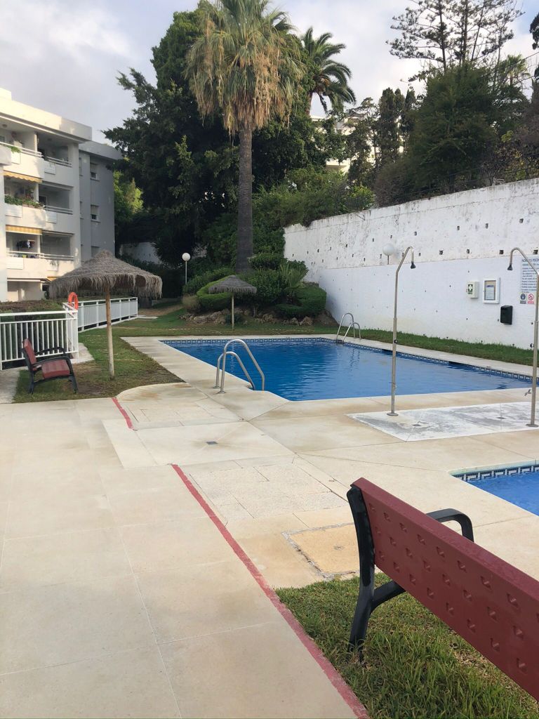 Se alquila desde 01/09/26 hasta 31/05/27 precioso apartamento en 1ª línea de playa con vistas al mar en La Carihuela (Torremolinos).