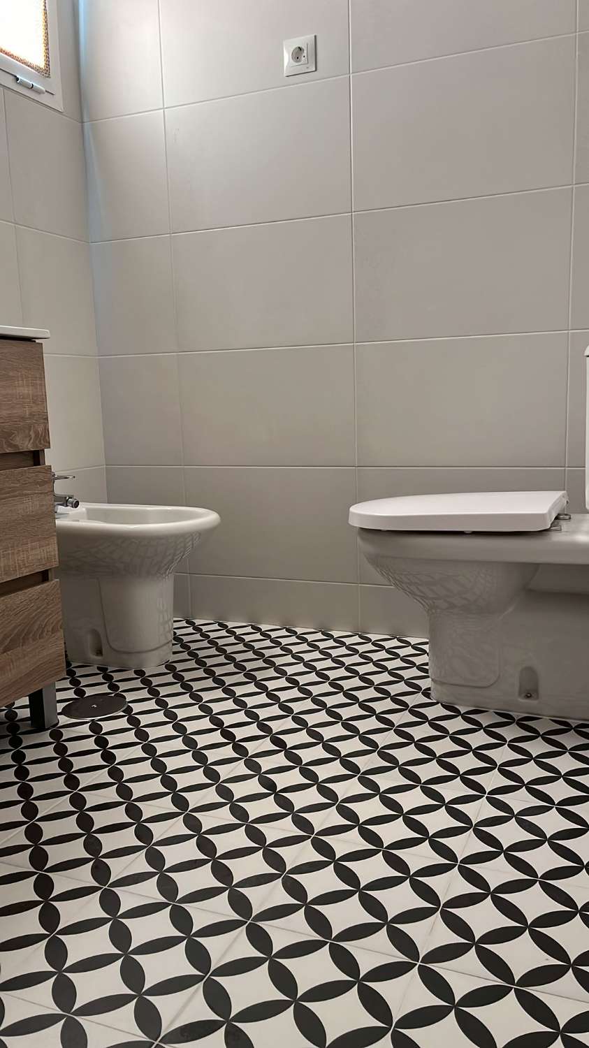 Se alquila desde 01/09/26 hasta 31/05/27 precioso apartamento en 1ª línea de playa con vistas al mar en La Carihuela (Torremolinos).