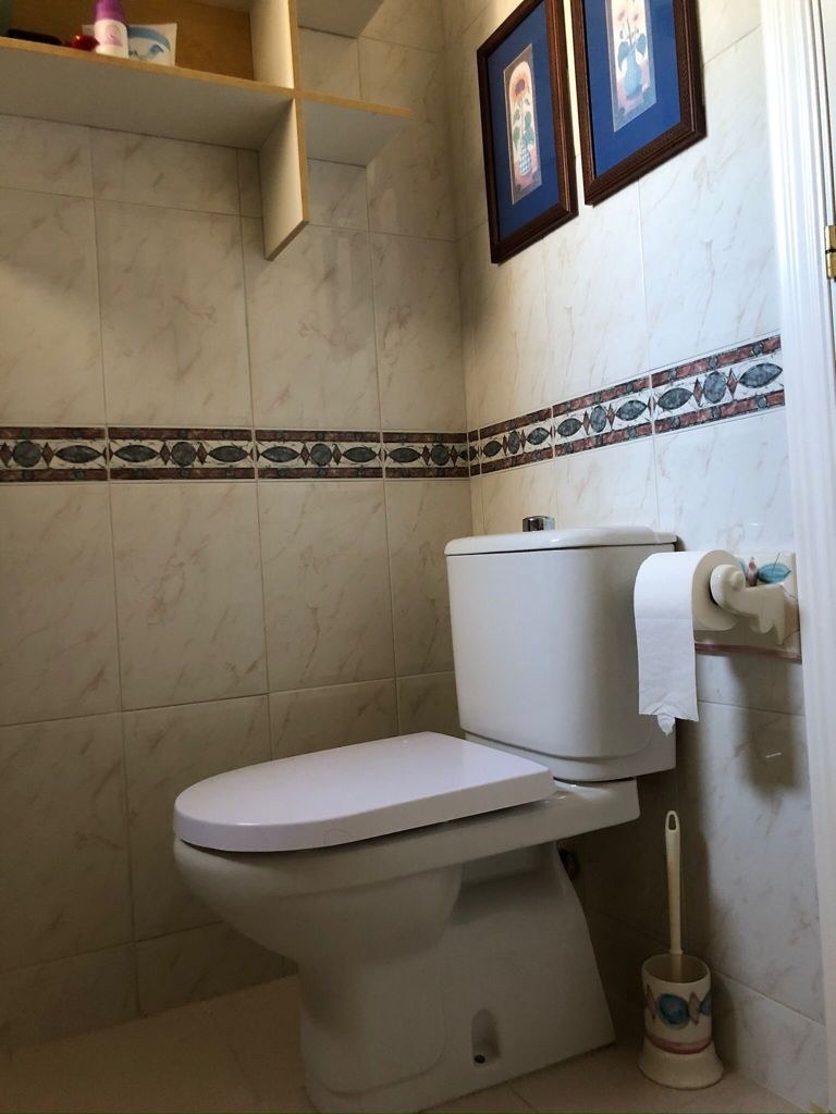 Se alquila desde 01/09/26 hasta 31/05/27 precioso apartamento en 1ª línea de playa con vistas al mar en La Carihuela (Torremolinos).