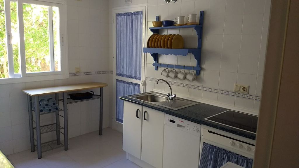 Se alquila desde 01/09/26 hasta 31/05/27 precioso apartamento en 1ª línea de playa con vistas al mar en La Carihuela (Torremolinos).