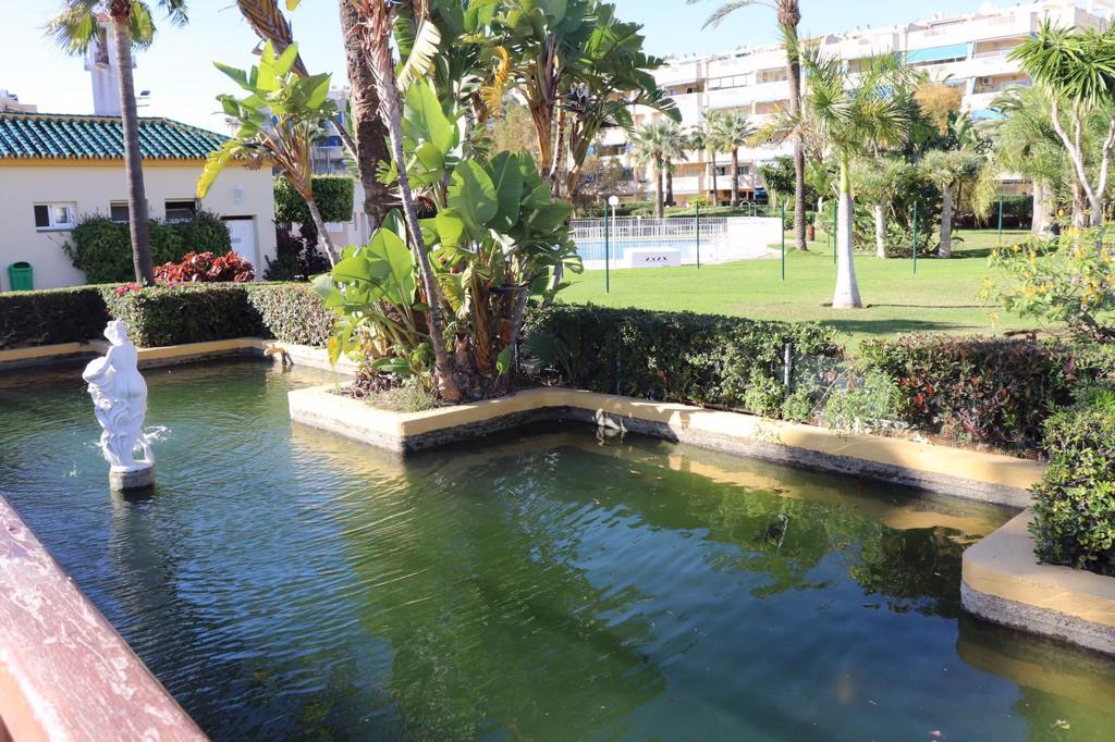 Se alquila desde 01/10/2026 -30/06/2027 magnifico apartamento en 1ª línea de playa en Los Alamos.