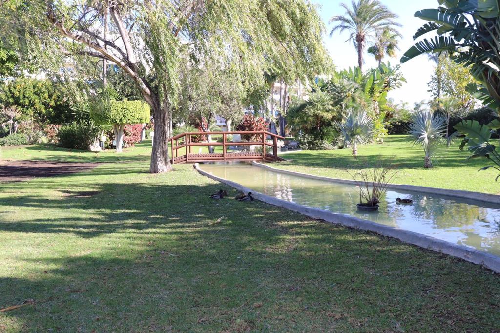 Se alquila desde 01/10/2026 -30/06/2027 magnifico apartamento en 1ª línea de playa en Los Alamos.