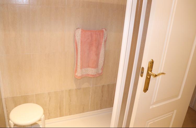 Se alquila desde 01/10/2026 -30/06/2027 magnifico apartamento en 1ª línea de playa en Los Alamos.