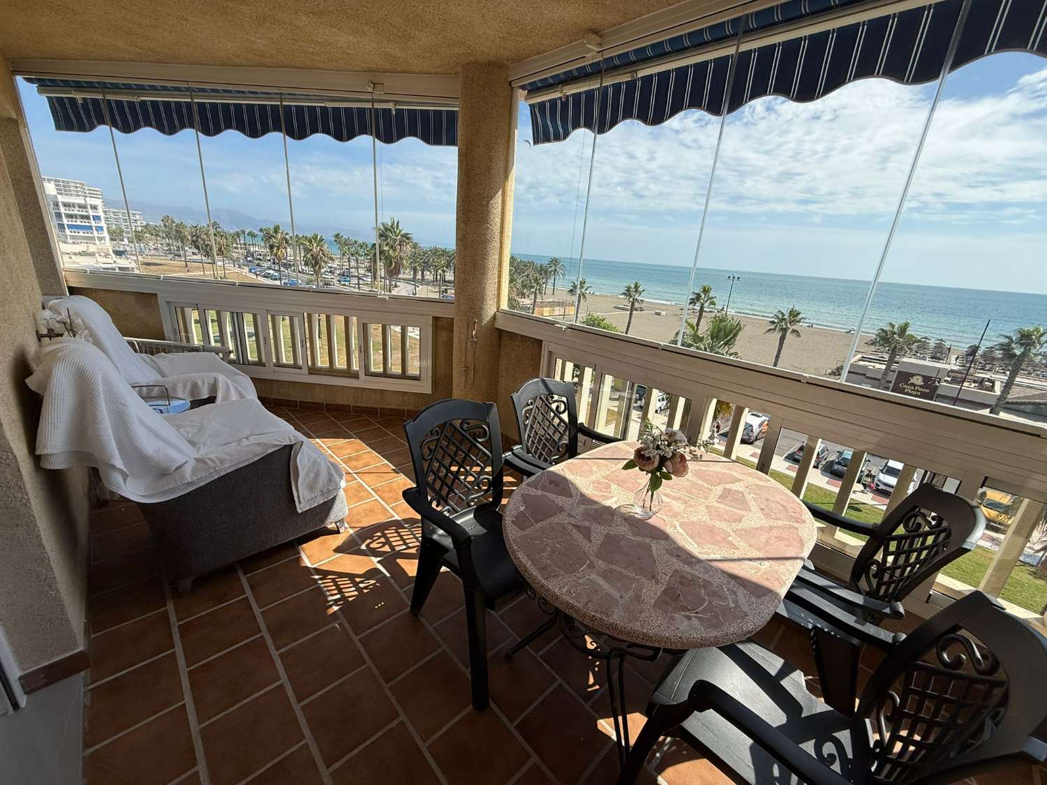 Se alquila desde 01/10/2026 -30/06/2027 magnifico apartamento en 1ª línea de playa en Los Alamos.