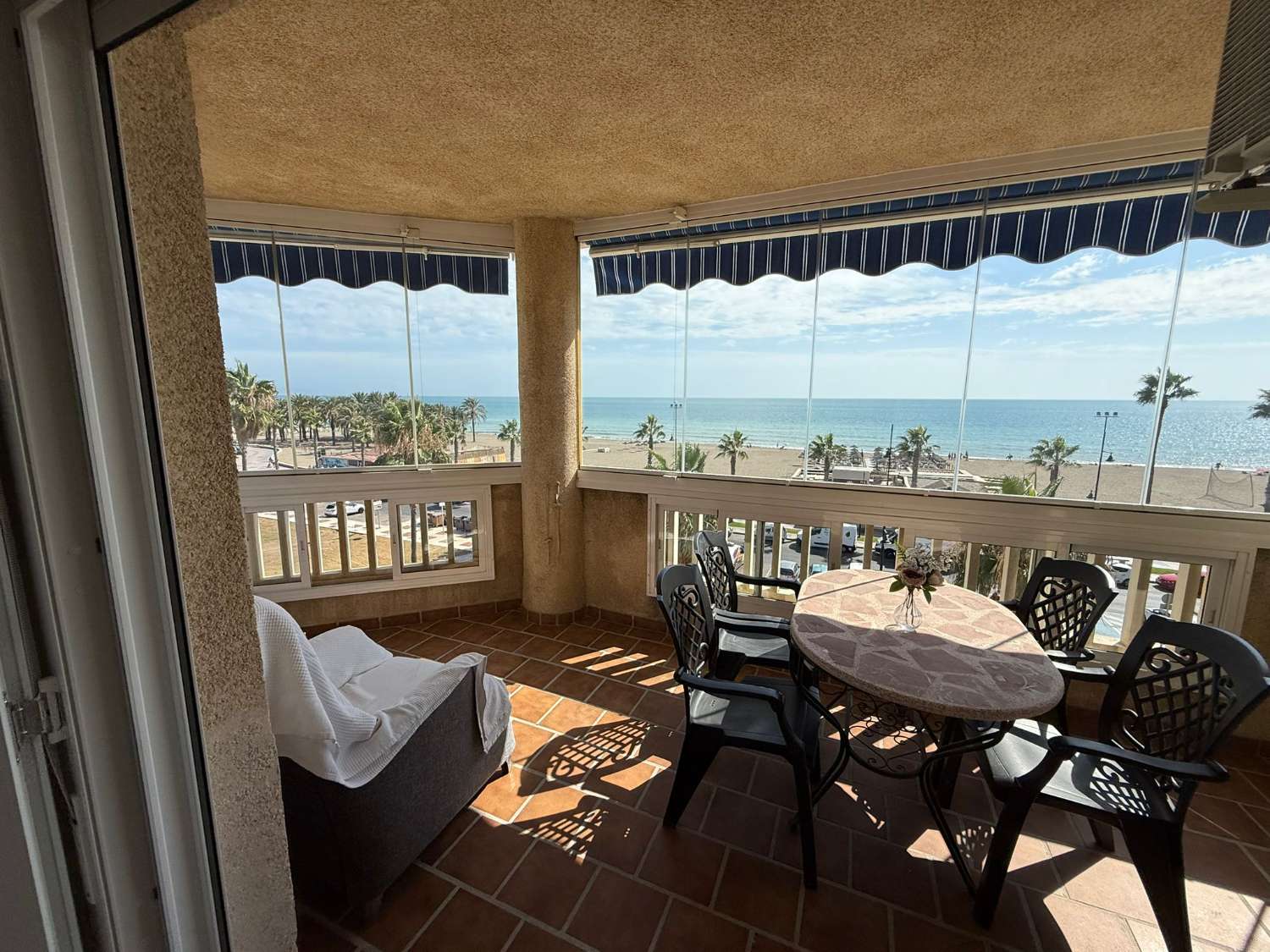 Se alquila desde 01/10/2026 -30/06/2027 magnifico apartamento en 1ª línea de playa en Los Alamos.