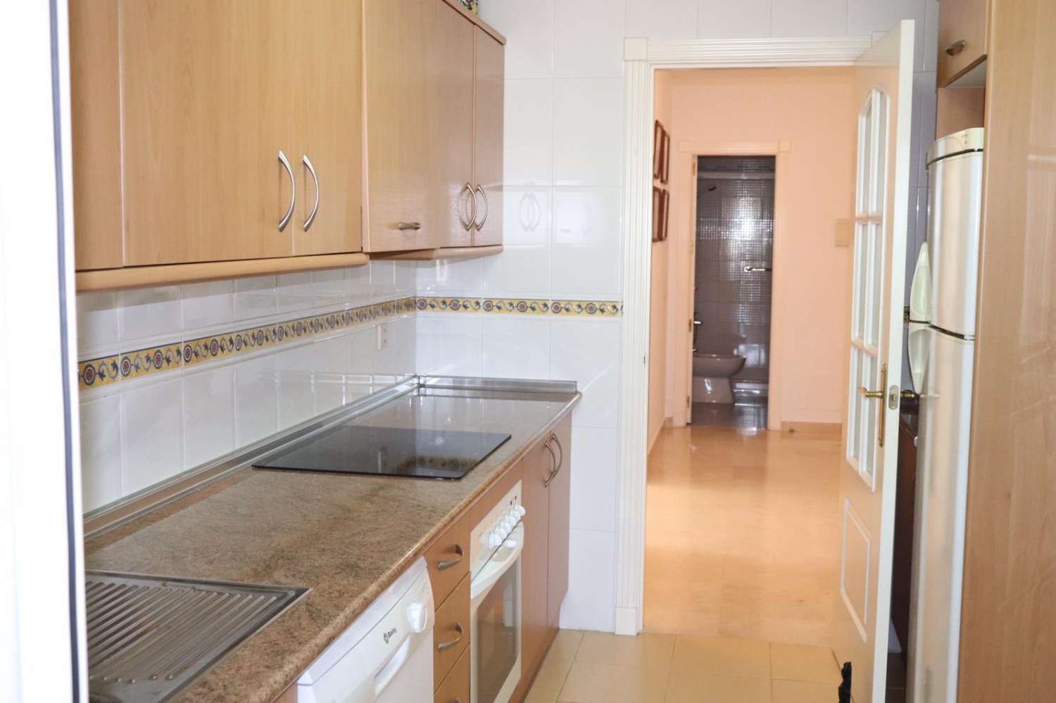 Se alquila desde 01/10/2026 -30/06/2027 magnifico apartamento en 1ª línea de playa en Los Alamos.