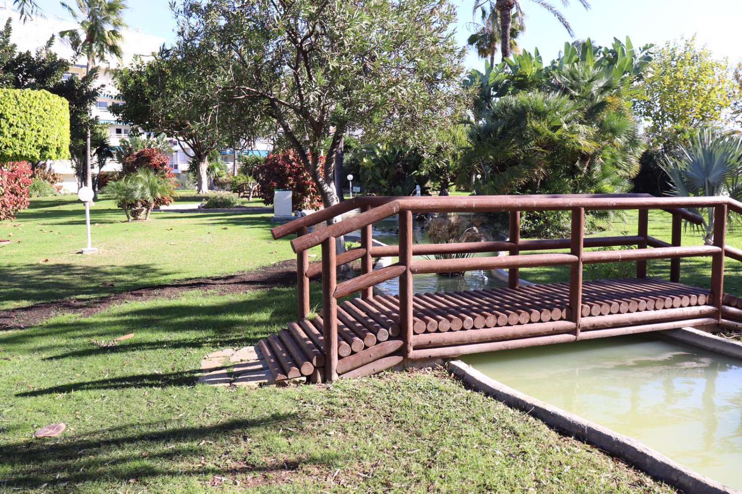 Se alquila desde 01/10/2026 -30/06/2027 magnifico apartamento en 1ª línea de playa en Los Alamos.