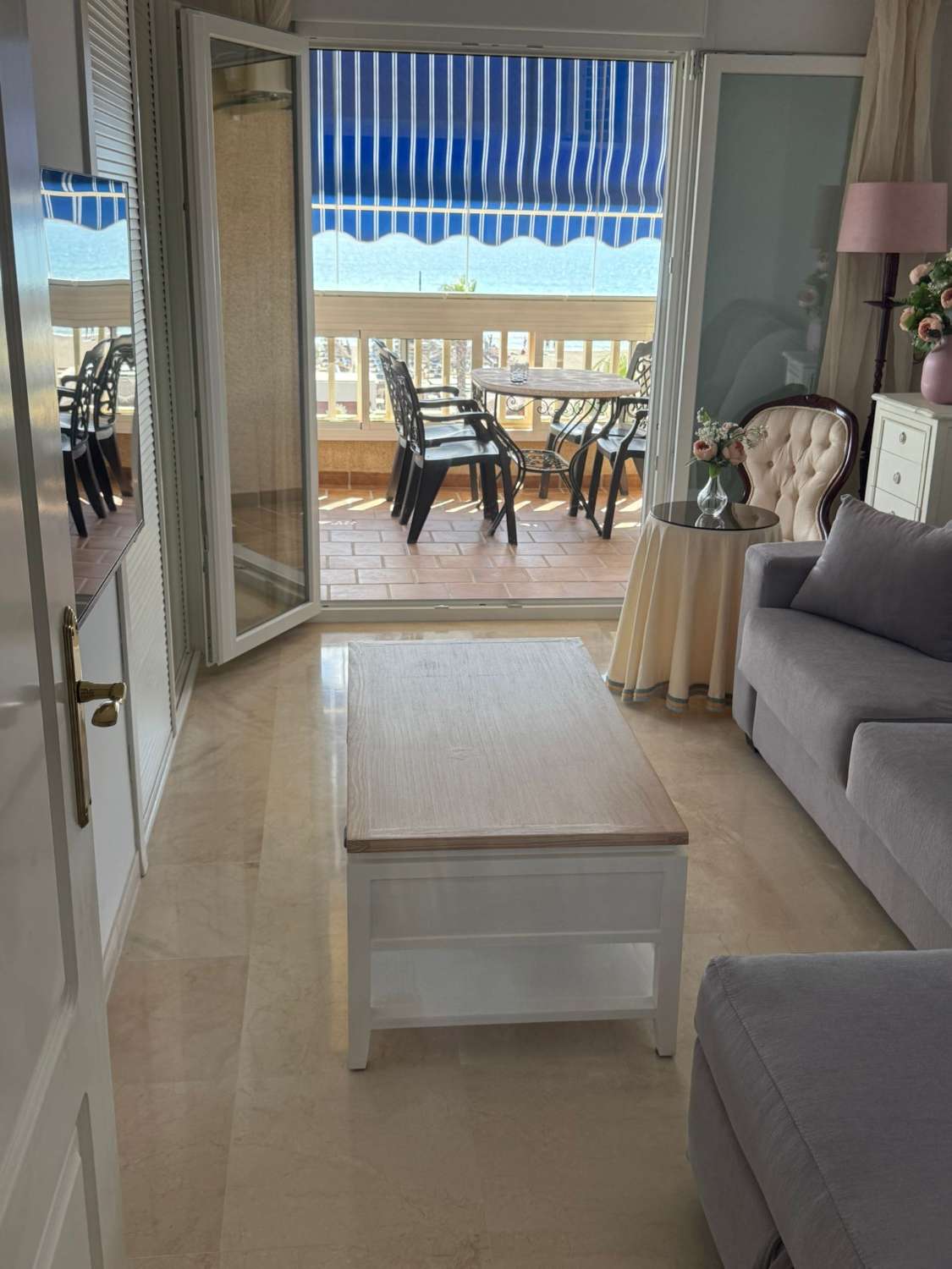 Se alquila desde 01/10/2026 -30/06/2027 magnifico apartamento en 1ª línea de playa en Los Alamos.