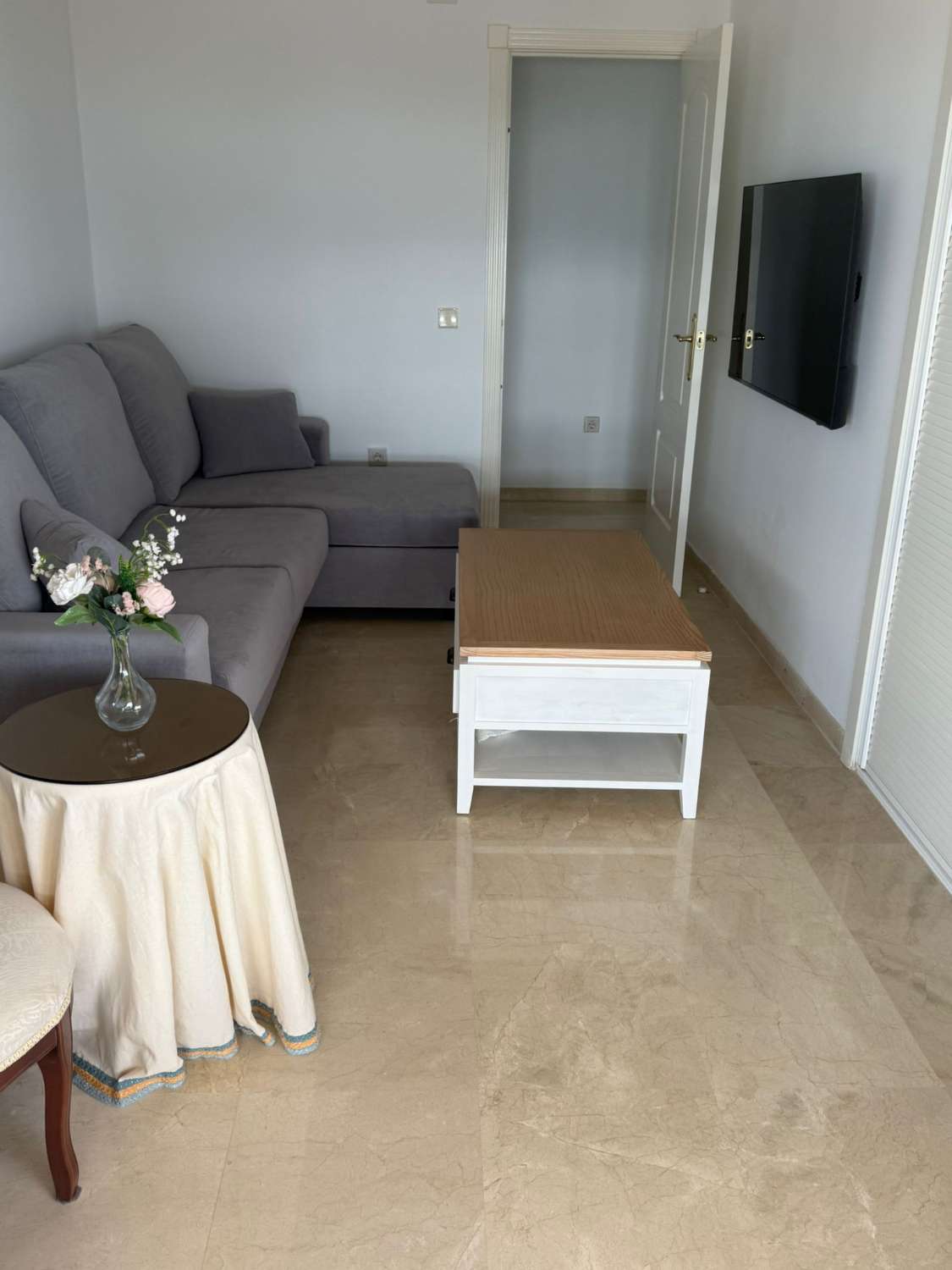 Se alquila desde 01/10/2026 -30/06/2027 magnifico apartamento en 1ª línea de playa en Los Alamos.