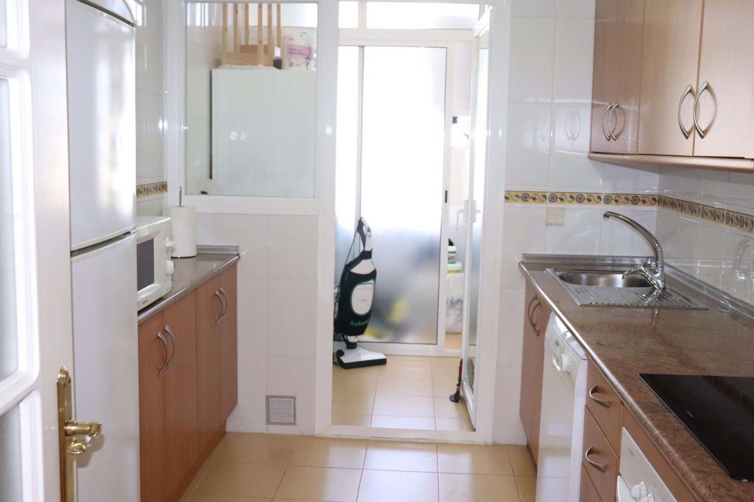 Se alquila desde 01/10/2026 -30/06/2027 magnifico apartamento en 1ª línea de playa en Los Alamos.