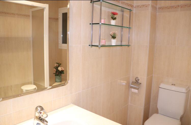 Se alquila desde 01/10/2026 -30/06/2027 magnifico apartamento en 1ª línea de playa en Los Alamos.