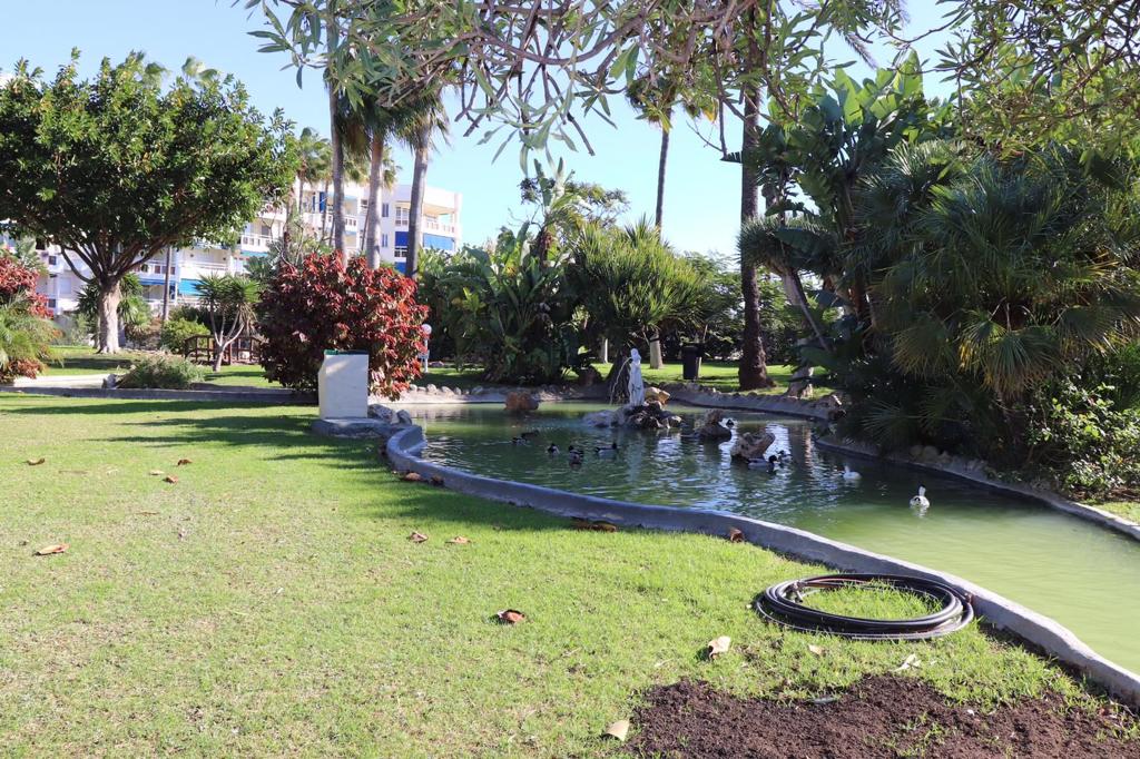 Se alquila desde 01/10/2026 -30/06/2027 magnifico apartamento en 1ª línea de playa en Los Alamos.