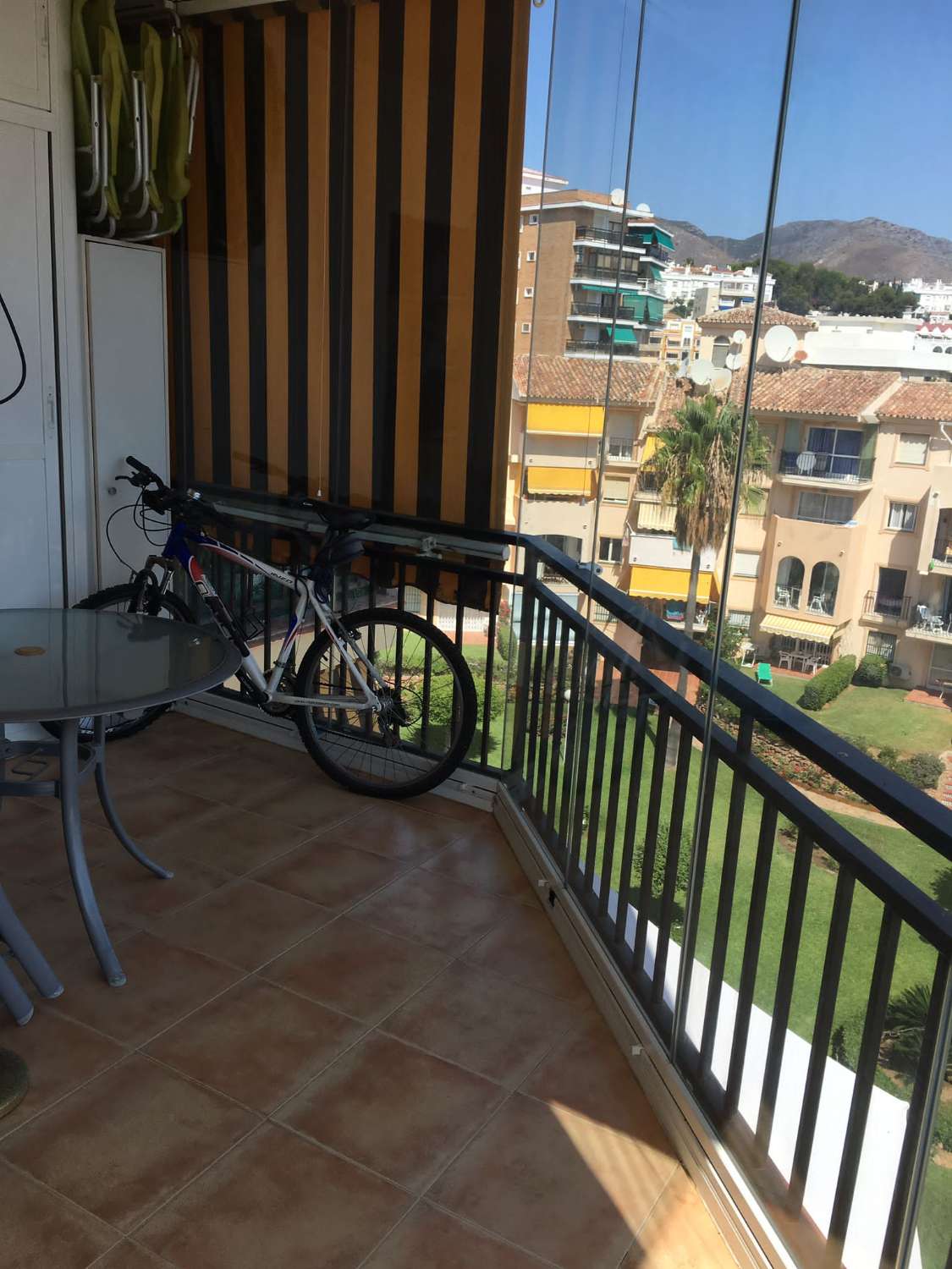 Se alquila desde 18.1.27-30-5-27 bonito apartamento con vistas al mar en La Carihuela (TORREMOLINOS)