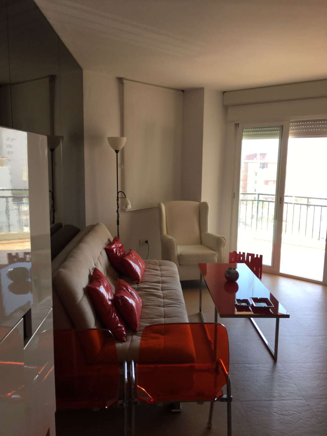 Se alquila desde 18.1.27-30-5-27 bonito apartamento con vistas al mar en La Carihuela (TORREMOLINOS)