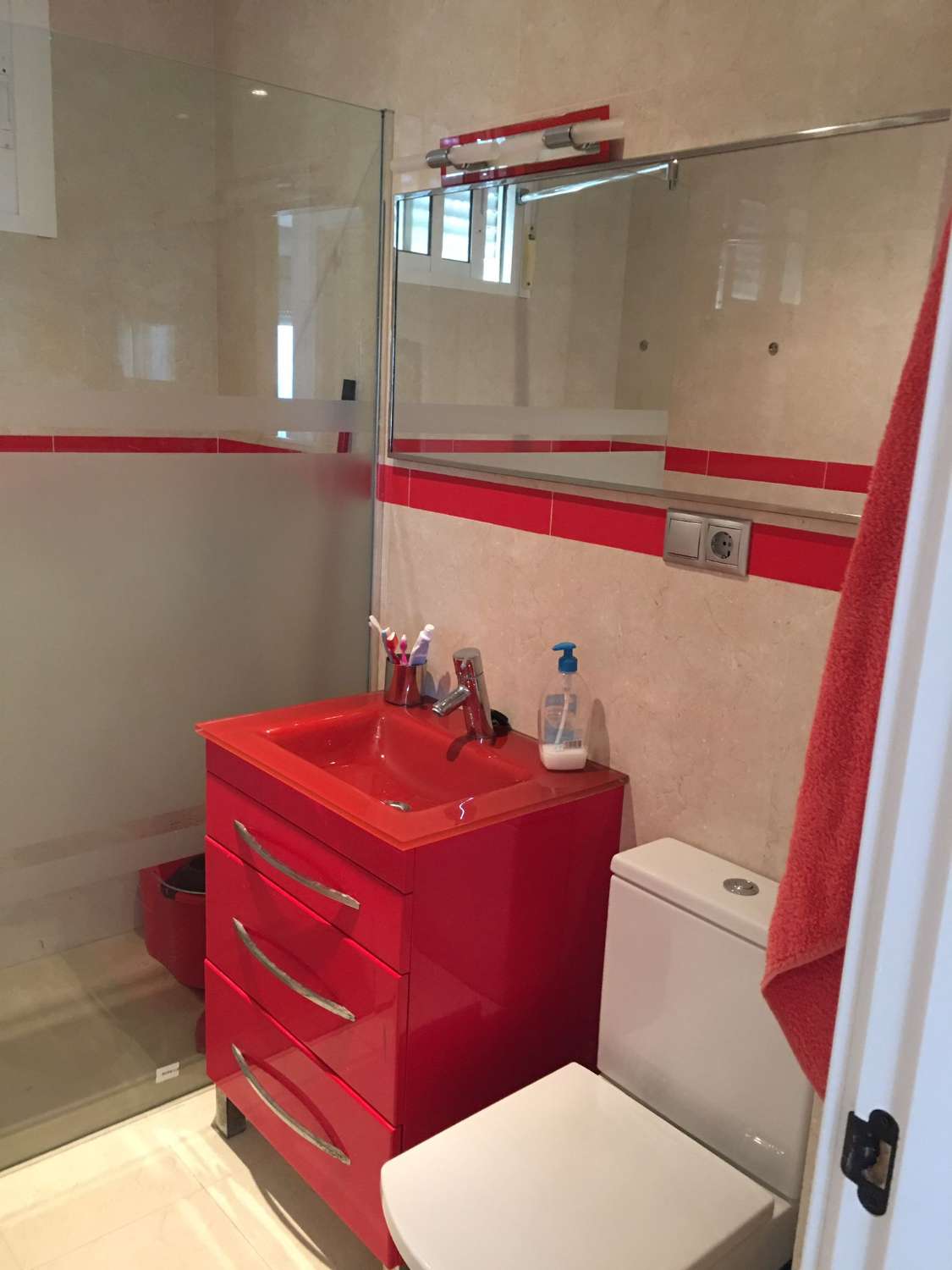 Se alquila desde 18.1.27-30-5-27 bonito apartamento con vistas al mar en La Carihuela (TORREMOLINOS)