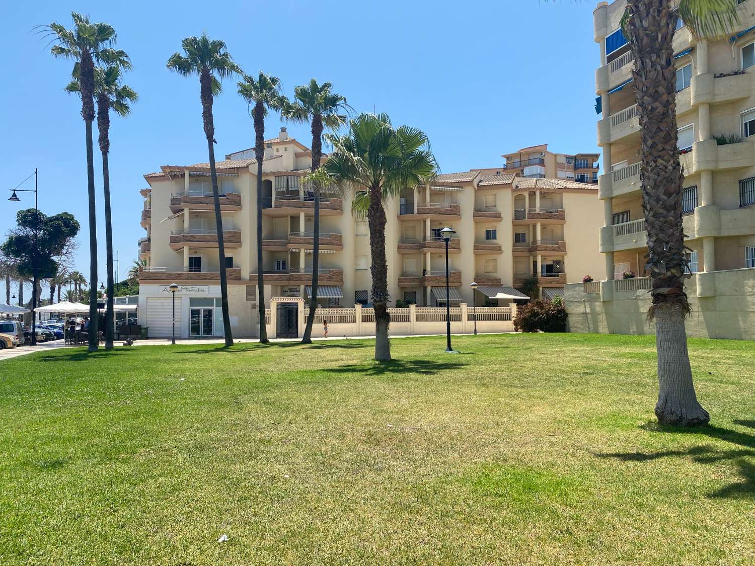 Se alquila hasta 31.5.26 y desde 1.9.26-31.5.27 bonito apartamento en 1ª línea de playa en Los Alamos.