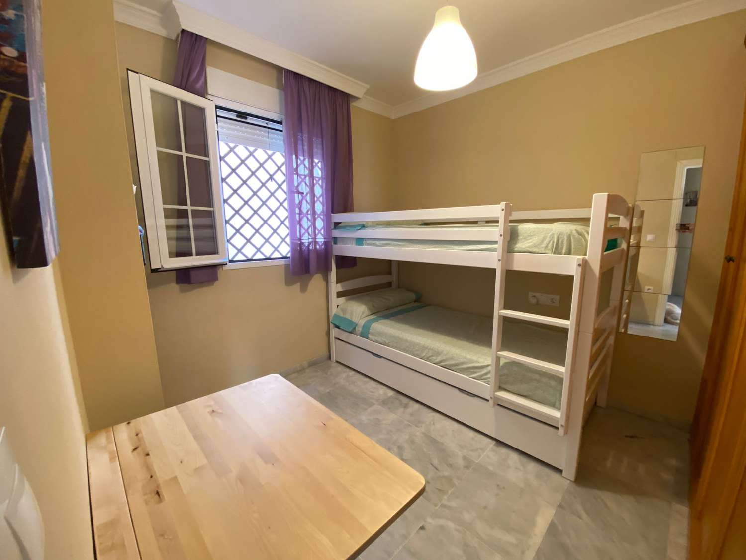 Se alquila hasta 31.5.26 y desde 1.9.26-31.5.27 bonito apartamento en 1ª línea de playa en Los Alamos.