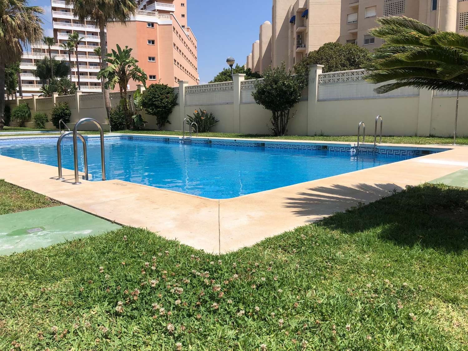 Se alquila hasta 31.5.26 y desde 1.9.26-31.5.27 bonito apartamento en 1ª línea de playa en Los Alamos.
