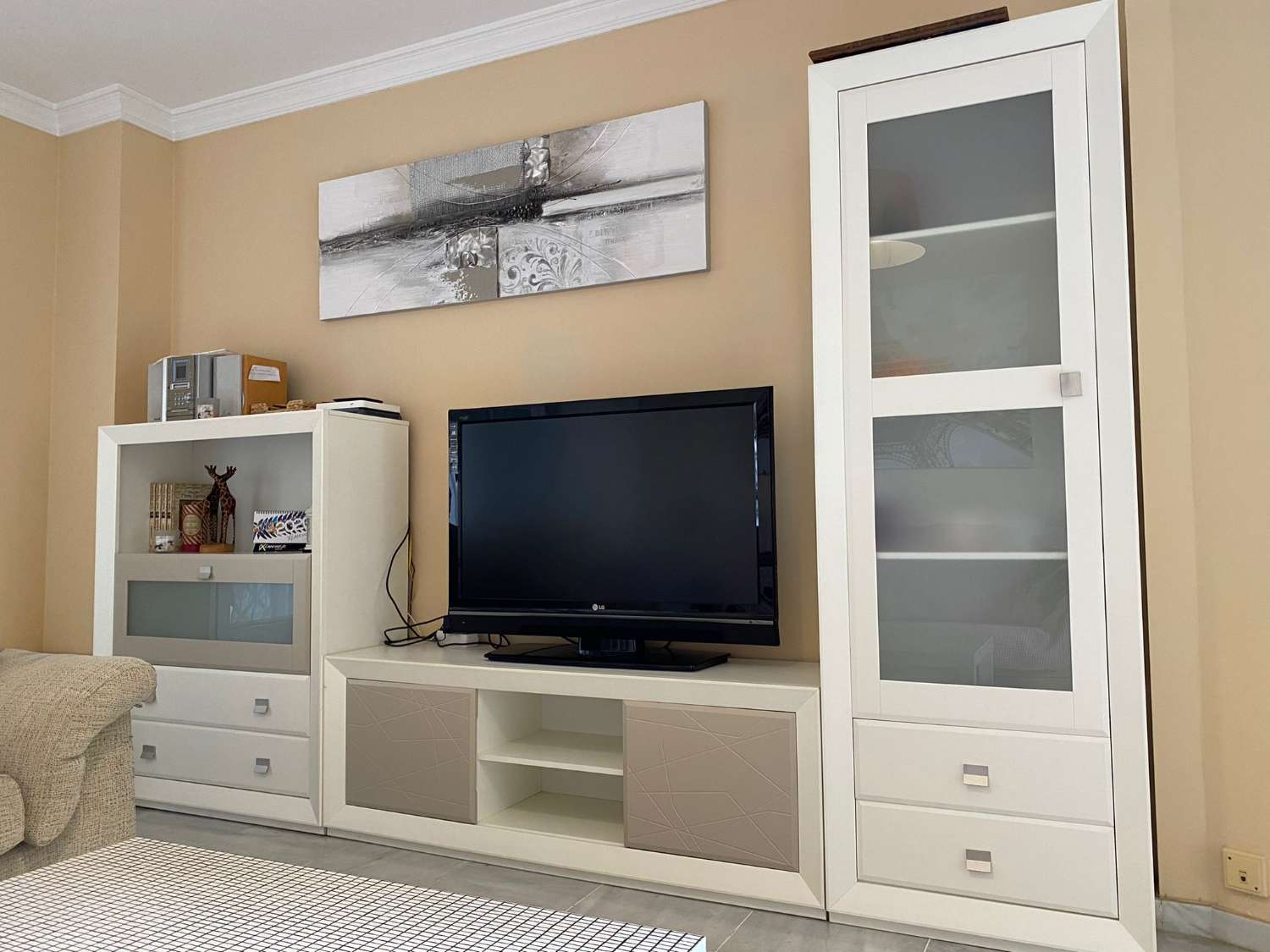 Se alquila hasta 31.5.26 y desde 1.9.26-31.5.27 bonito apartamento en 1ª línea de playa en Los Alamos.