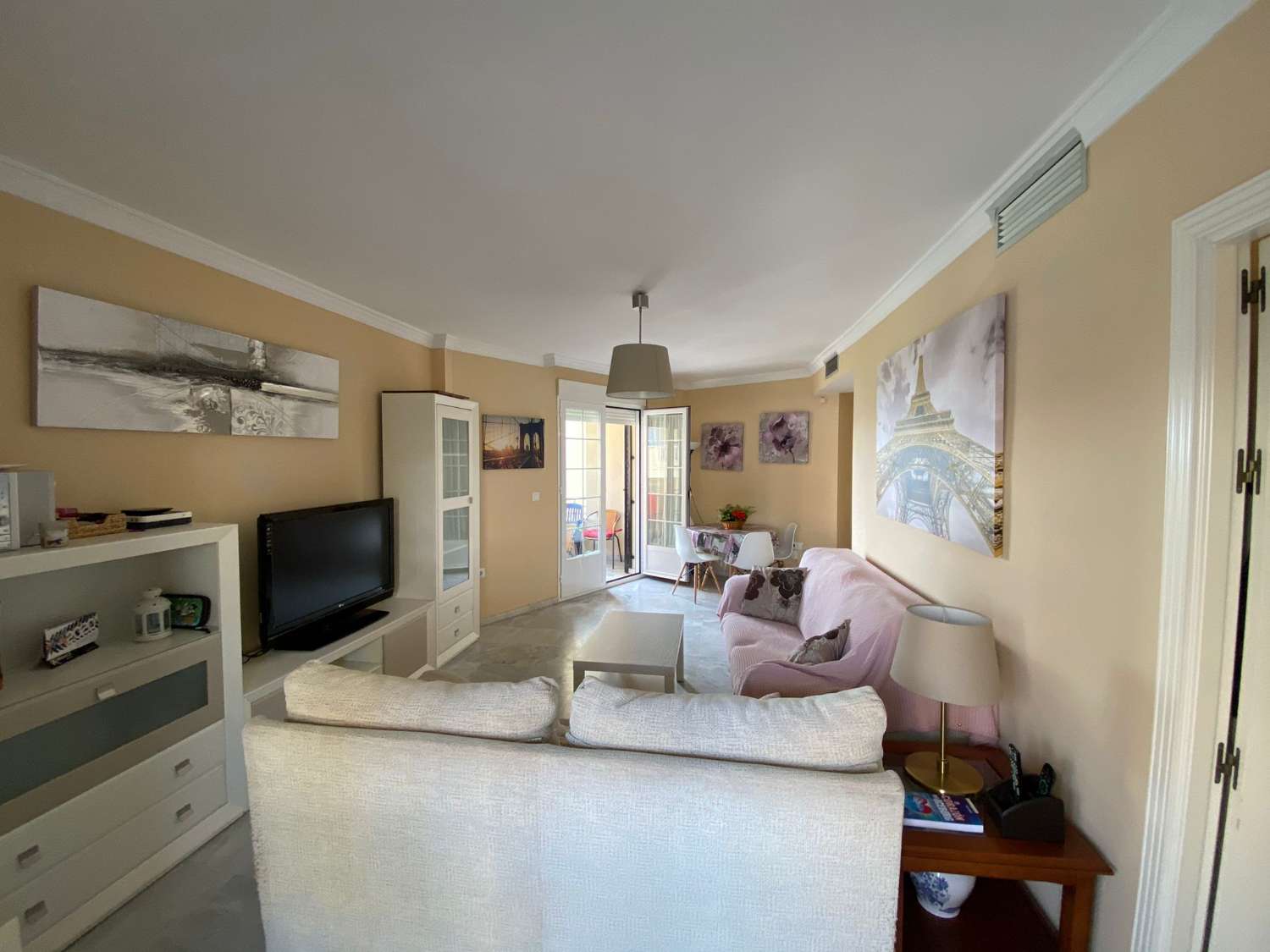 Se alquila hasta 31.5.26 y desde 1.9.26-31.5.27 bonito apartamento en 1ª línea de playa en Los Alamos.