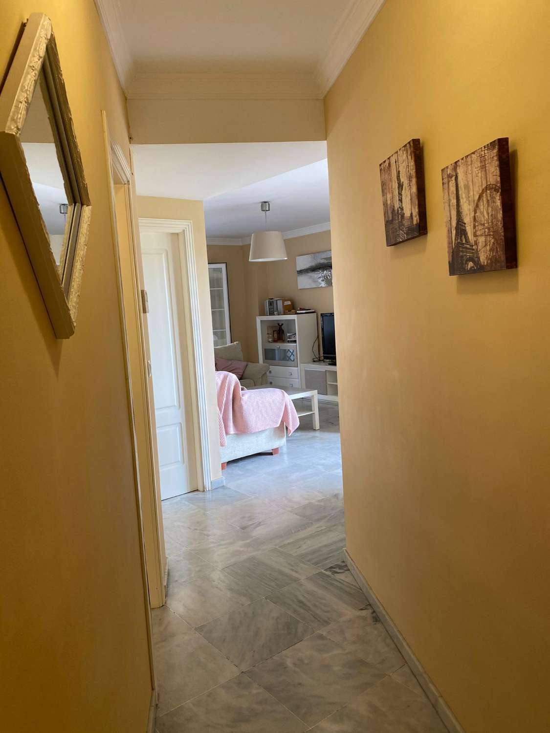 Se alquila hasta 31.5.26 y desde 1.9.26-31.5.27 bonito apartamento en 1ª línea de playa en Los Alamos.