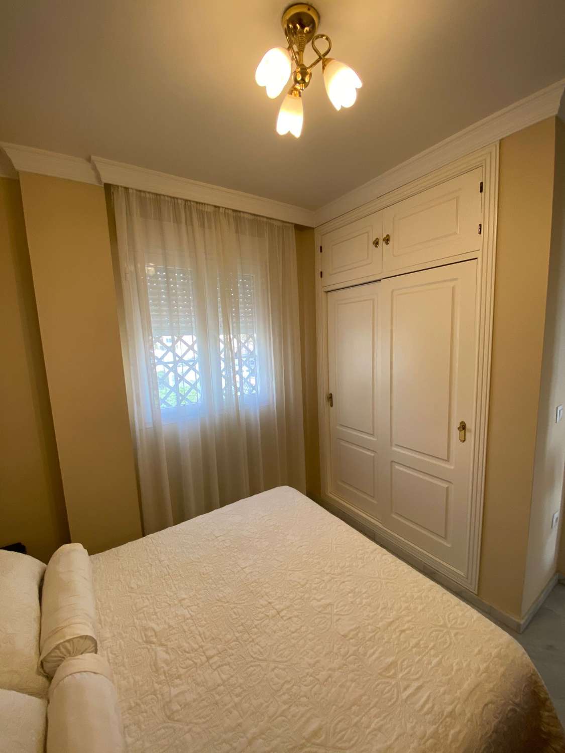 Se alquila hasta 31.5.26 y desde 1.9.26-31.5.27 bonito apartamento en 1ª línea de playa en Los Alamos.