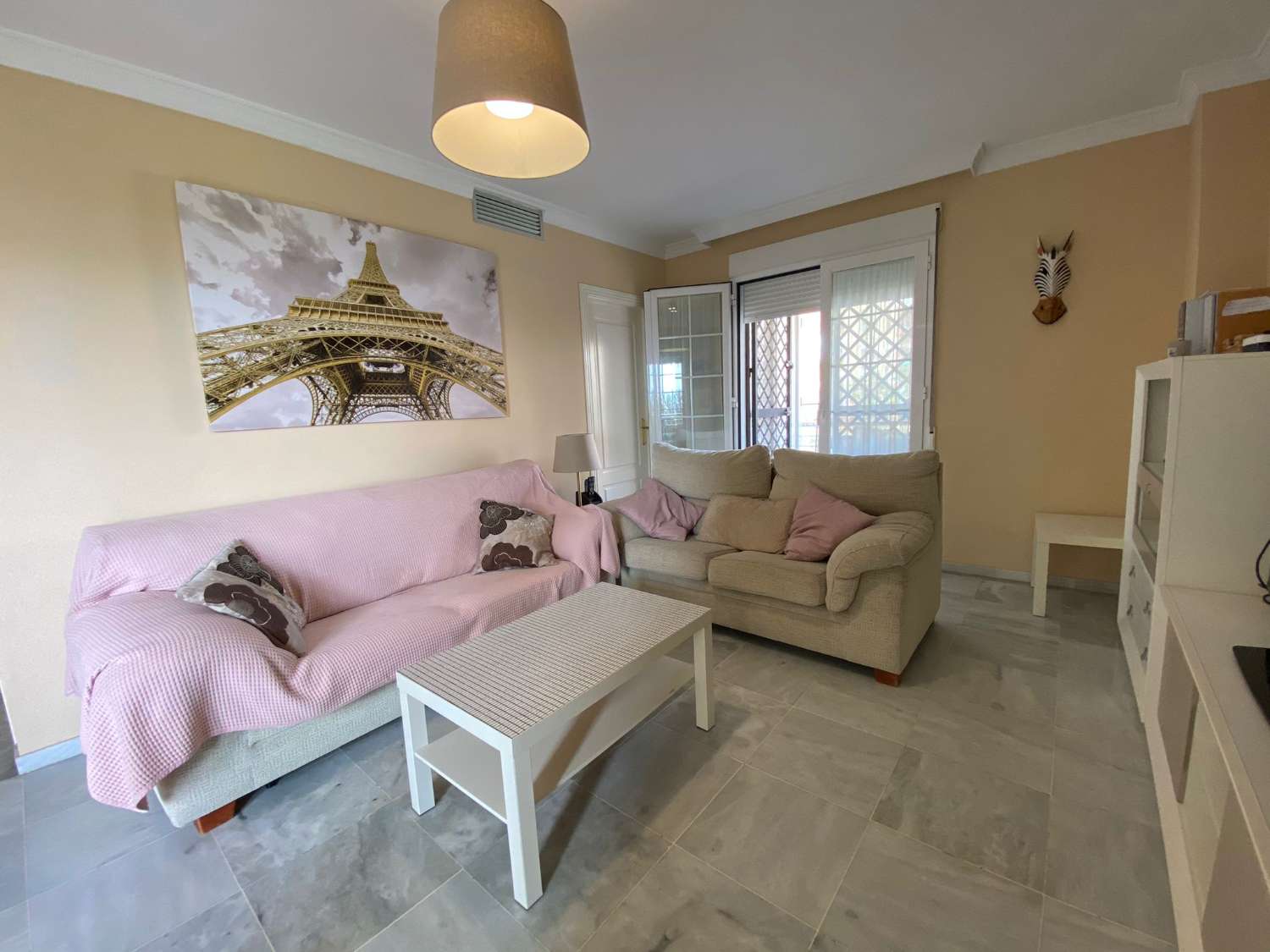 Se alquila hasta 31.5.26 y desde 1.9.26-31.5.27 bonito apartamento en 1ª línea de playa en Los Alamos.