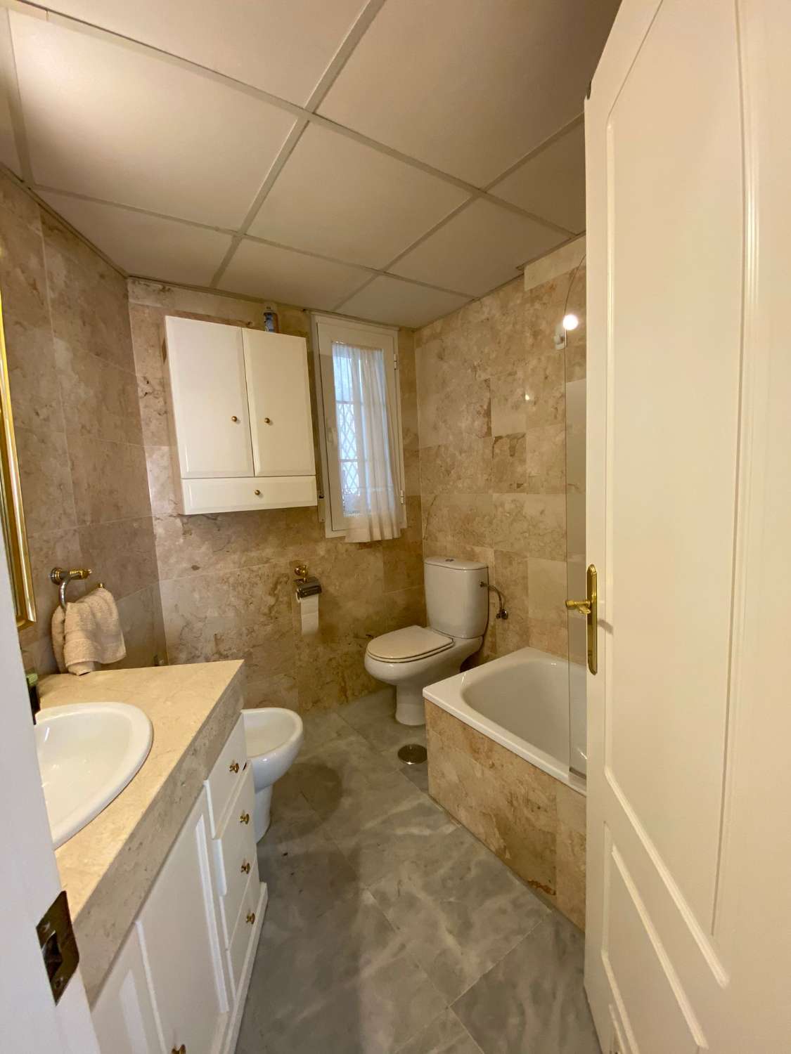 Se alquila hasta 31.5.26 y desde 1.9.26-31.5.27 bonito apartamento en 1ª línea de playa en Los Alamos.